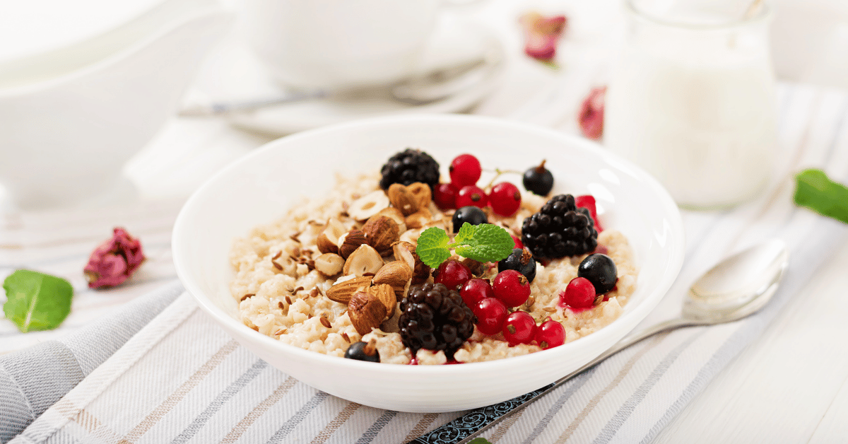 Healthy-food-oatmeal-with-fruits