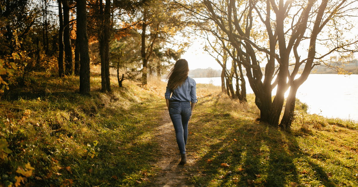 Woman-walking-in-nature
