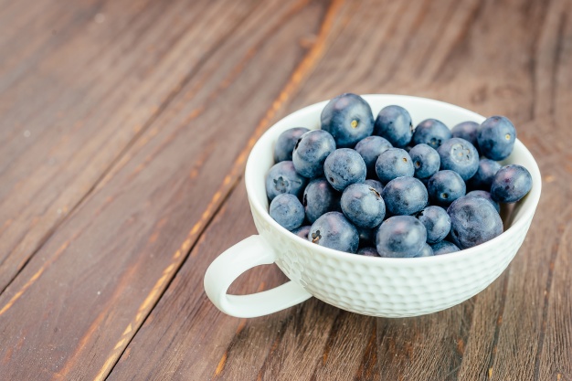 cup-with-blueberries_1203-2167