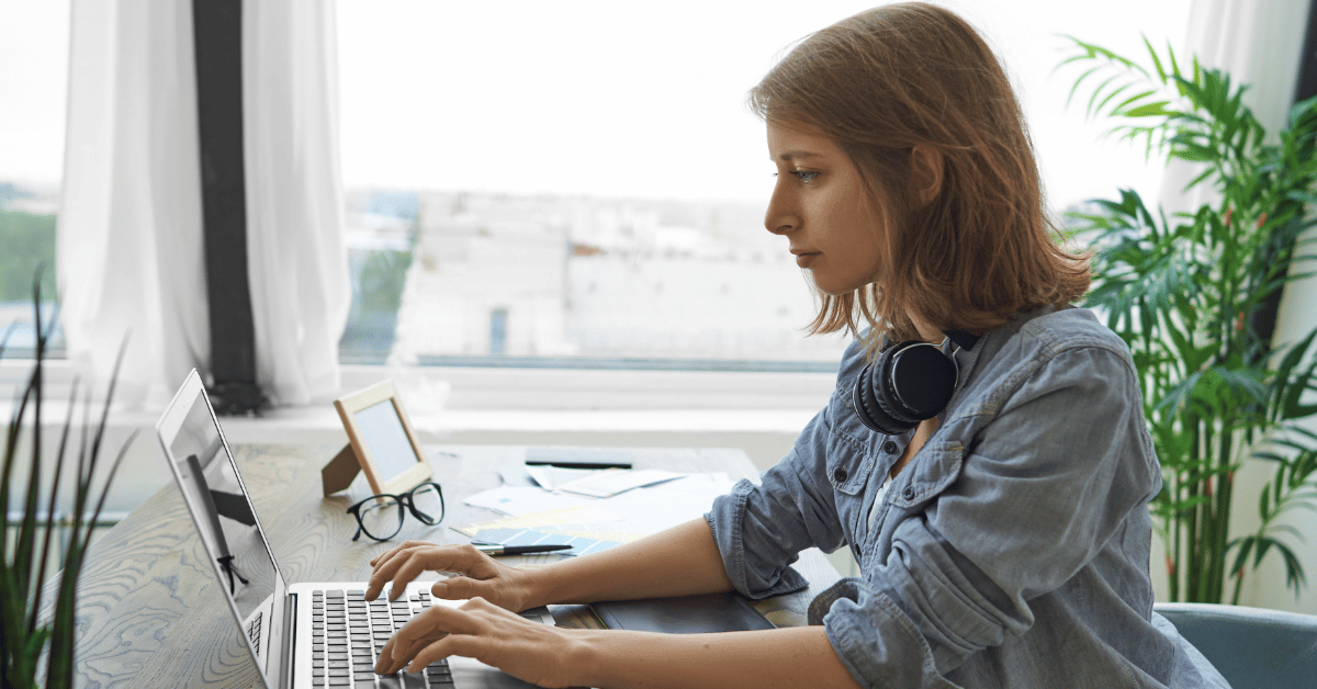 woman-working-on-the-computer